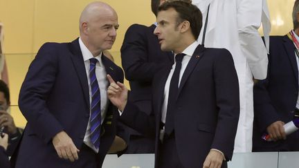 Emmanuel Macron dans les tribunes en compagnie du président de la Fifa, pour la demi finale France-Maroc le 14 décembre 2022 au Qatar (SEBASTIAN EL-SAQQA / FIRO SPORTPHOTO)