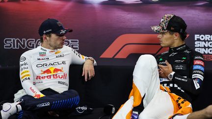 Max Verstappen et Lando Norris lors d'une conférence de presse après le Grand Prix de Singapour, le 22 septembre 2024. (XAVI BONILLA / AFP)