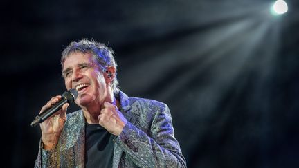 Le chanteur et compositeur Julien Clerc sur scène à Fontainebleau (Seine-et-Marne) le 23 juillet 2021 (DENIS TRASFI / MAXPPP)