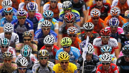 Le peloton du Tour de France, au d&eacute;part de la deuxi&egrave;me &eacute;tape, &agrave; Bruxelles (Belgique), le 5 juillet 2010. (JOEL SAGET / AFP)