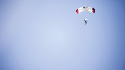 Apr&egrave;s une chute libre de 4 minutes 20 secondes qui lui a permis de franchir le mur du son, l'Autrichien a pu ouvrir son parachute. (JAY NEMETH / RED BULL)