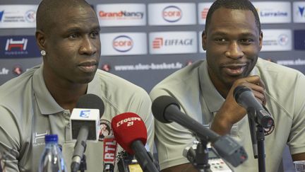 Mickaël Pietrus, aux cotés de son frère Florent, lors de la conférence de presse de présentation au SLUC Nancy.  (/NCY / MAXPPP)