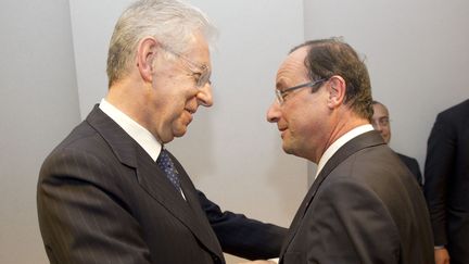 Le chef du gouvernement italien, Mario Monti, et le pr&eacute;sident fran&ccedil;ais, Fran&ccedil;ois Hollande, le 23 mai 2012 &agrave; Bruxelles. (MICHEL EULER / POOL)