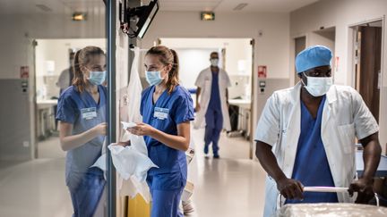 Des personnels soignants à l'hôpital Saint-Louis, le 28 mai 2020 à Paris. (MARTIN BUREAU / AFP)