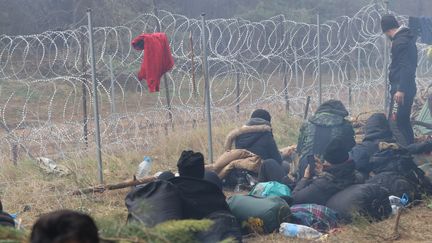 Des migrants à la frontière entre la Biélorussie et la Pologne, près de Grodno (Biélorussie), le 10 novembre 2021.&nbsp; (STRINGER / ANADOLU AGENCY)