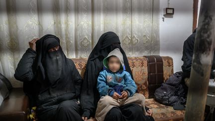 Deux Françaises détenues dans le camp d'Al-Hol en Syrie, le 17 février 2019. (BULENT KILIC / AFP)