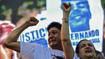 Silvino Baez (à gauche) et Graciela Sosa (à droite), parents de Fernando Baez, lors d'un rassemblement devant le Palais des Congrès de Buenos Aires en Argentine le 18 février, pour demander justice un mois après son meurtre. (RONALDO SCHEMIDT / AFP)