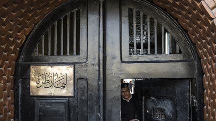 La porte d'entrée de la prison de Tora dans la banlieue du Caire. Une photo prise lors d'une viside guidée organisée par le service d'information de l'Etat égyptien, le 11 février 2020. (KHALED DESOUKI / AFP)