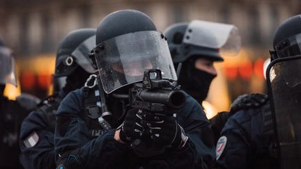 Un policier avec un lanceur de balles de défense, à Paris, le 26 janvier 2019. (KARINE PIERRE / HANS LUCAS / AFP)