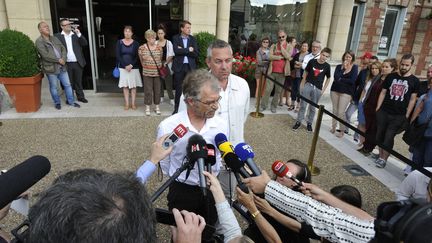 Très ému, le maire de Saint-Etienne-du-Rouvray invite à "être debout contre la barbarie"