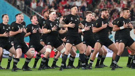 Les All Blacks, l'équipe de rugby de Nouvelle-Zélande, ici lors du match pour la 3e polace de la Coupe du monde 2019 contre le Pays de Galles, le 1er novembre 2019 à Tokyo (MASAHIRO SUGIMOTO / YOMIURI / THE YOMIURI SHIMBUN VIA AFP)