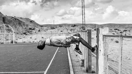 Le photo-reporter tunisien «arpente la région à la fois comme une terre connue et comme un territoire étranger. Des gisements de Redeyef aux mines de Métlaoui et aux collines d’Oum El Araies, c’est le visage fatigué mais résistant d’une terre qui ne l’est pas moins qui donne chair à ce projet, précise le site Nawaat. Il aborde avec «West of Life», les cicatrices qu'ont laissé ces lieux, sur les habitants.
  (Zied Ben Romdhane)