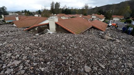 Des maisons sont ensevelies apr&egrave;s de violentes pluies &agrave;&nbsp;Camarillo Springs (Californie, Etats-Unis), le 12 d&eacute;cembre 2014. (MARK RALSTON / AFP)