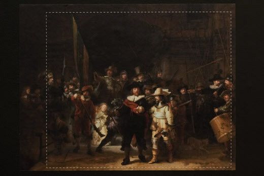 Photographie du tableau&nbsp;La Ronde de Nuit de Rembrandt, avec des lignes qui montrent les parties manquantes ayant été reconstituées grâce à l'intelligence artificielle (PETER DEJONG/AP/SIPA / SIPA)