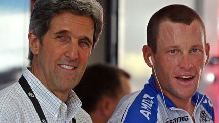 En 2005, &agrave; l'issue&nbsp;de la 20&egrave;me &eacute;tape contre la montre &agrave; Saint Etienne (Loire), John Kerry, s&eacute;nateur et ancien candidat &agrave; l'&eacute;lection pr&eacute;sidentielle am&eacute;ricaine pose au c&ocirc;t&eacute; de Lance Armstrong. (JOEL SAGET / AFP)