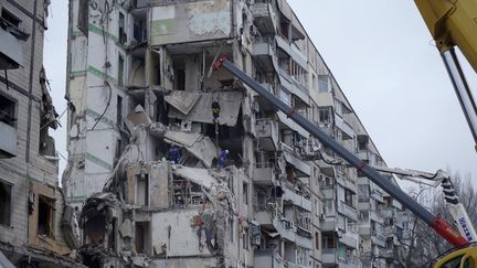 L'immeuble bombardé à Dnipro, en Ukraine, le 16 janvier 2023. (VITALII MATOKHA / AFP)