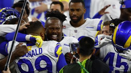 Von Miller des Los Angeles Rams célèbre sa victoire avec Aaron Donald&nbsp;au SoFi Stadium, le 13 février 2022 à Inglewood, Californie (Etats-Unis), lors du Super Bowl.&nbsp; (RONALD MARTINEZ / GETTY IMAGES NORTH AMERICA)