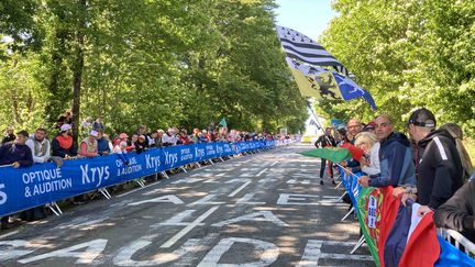 Les spectateurs, nombreux, dans le Mûr-de-Bretagne avant le passage de coureurs du Tour de France, le 27 juin 2021. (AH)