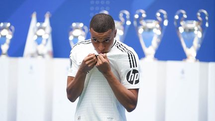 Le club de ses rêves. Après une fin de cycle compliquée à Paris, Kylian Mbappé est présenté en grande pompe à Madrid le 16 juillet. Zinédine Zidane est présent, tout comme les 15 trophées de la Ligue des champions remportés par le Real. L'attaquant français, qui n'est pas parvenu à en remporter une avec Paris, rêve de décrocher la plus prestigieuse compétition de club avec les Merengue. (LAURENT LAIRYS / AFP)