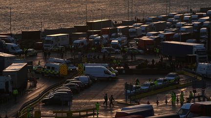 Des camions venant du Royaume-Uni sont bloqués&nbsp;près de l'entrée du port de Douvres, dans le Kent,&nbsp;le 23 décembre 2020. (JUSTIN TALLIS / AFP)