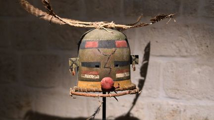 Un masque hopi photographi&eacute; &agrave; Paris, le 5 avril 2013.&nbsp; (MIGUEL MEDINA / AFP)