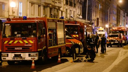 Des pompiers devant un immeuble &agrave; Aubervilliers (Seine-Saint-Denis), apr&egrave;s un violent incendie, le 7 juin 2014. (PIERRE ANDRIEU / AFP)