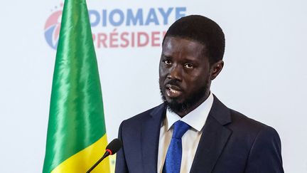 Bassirou Diomaye Faye, lors de sa première conférence de presse après sa victoire à Dakar, le 25 mars 2024. (MARCO LONGARI / AFP)