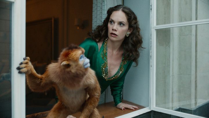 Marisa Coulter (Ruth Wilson) et son "daemon", un singe au poil doré. (2019 Home Box Office, Inc. All Rights Reserved. Hbo)