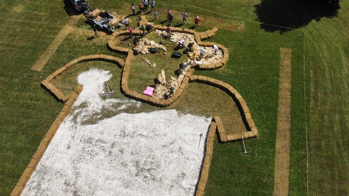 L'installation de la fresque agricole à Jourgnac, à la veille du passage du Tour de France 2023. (Jeunes Agriculteurs de Nexon-Aixe sur Vienne)