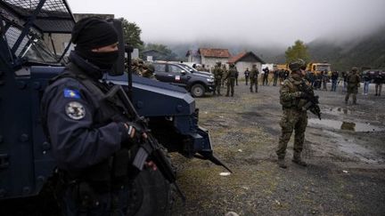 Des soldats de l'Otan patrouillent près de la frontière entre le Kosovo et la Serbie à Jarinje (Kosovo), le 2 octobre 2021, alors que des Serbes retirent les barricades dressées depuis&nbsp;plusieurs semaines.&nbsp; (ARMEND NIMANI / AFP)