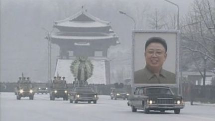 Le cort&egrave;ge fun&egrave;bre de Kim Jong-il traverse Pyongyang, la capitale de Cor&eacute;e du Nord, le 28 d&eacute;cembre 21011. (FTVI / APTN / REUTERS)