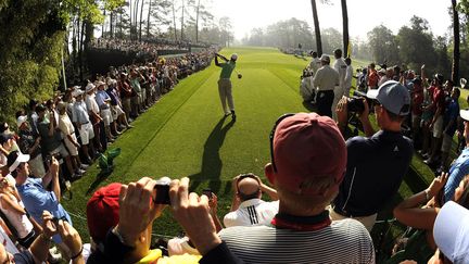 L'Am&eacute;ricain Tiger Woods &agrave; l'entra&icirc;nement avant le d&eacute;but du tournoi d'Augusta (Georgie), le 4 avril 2012. (TIMOTHY A. CLARY / AFP)