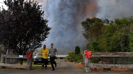 Les pompiers tentent de protéger les habitations&nbsp;près de la ville de Tahmoor où les flammes menacent un certain nombre&nbsp;de maisons dans le sud-ouest de Sydney, le 19 décembre 2019.&nbsp; (STRINGER / REUTERS)