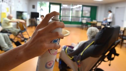 On hydrate au maximum les seniors dans les résidences. (PHILIPPE VACHER / MAXPPP)