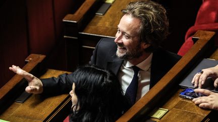 Le patron du PS à l'Assemblée nationale Boris Vallaud échange avec des représentants de l'ex majorité comme Marc Fesneau, son homologue centriste. (TERESA SUAREZ / EPA)