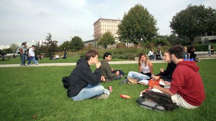 Des &eacute;tudiants devant l'universit&eacute; de Nanterre (Hauts-de-Seine), le 9 octobre 2007. (MARC WATTRELOT / AFP)