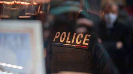 Un policier à Metz (Moselle) le 24&nbsp;décembre 2021. (NICOLAS BILLIAUX / HANS LUCAS / AFP)