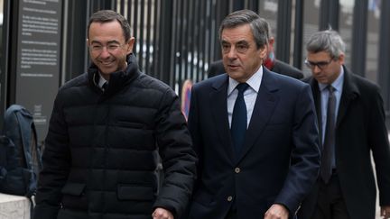 Bruno Retailleau et François Fillon (à droite) arrivent à la Maison de la chimie pour un meeting de Force républicaine, le 19 novembre 2017. (JACQUES WITT / SIPA)