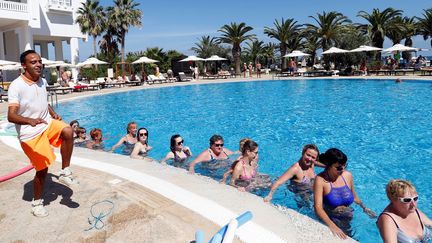 Touristes lors d'une séance d'aérobic dans un hôtel de Sousse le 29 septembre 2017. (REUTERS/Zoubeir Souissi)