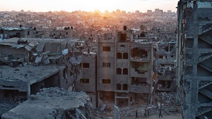 Le quartier d'Al-Shaas &agrave; Gaza, d&eacute;truit par les bombardements de l'arm&eacute;e isra&eacute;lienne, le 16 ao&ucirc;t 2014. (ROBERTO SCHMIDT / AFP)