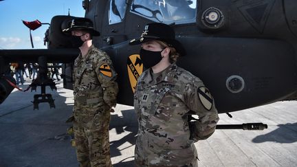 Des militaires américains se tiennent devant un hélicoptère stationné sur le port d'Alexandroupolis (Grèce), le 3 décembre 2021. (SAKIS MITROLIDIS / AFP)