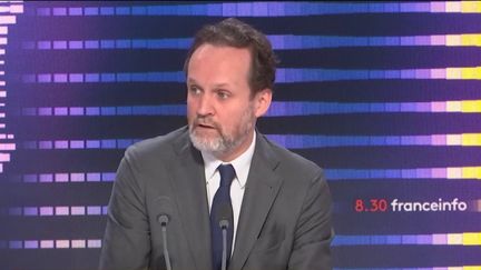 Jean-Marc Dumontet, producteur de spectacles et propriétaire de plusieurs théâtres parisiens, sur franceinfo le 7 mai 2022. (CAPTURE ECRAN / FRANCEINFO)