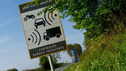 Un panneau avertit de la fr&eacute;quence des contr&ocirc;les routiers sur une route pr&egrave;s de Beaumetz-les-Loges (Pas-de-Calais). (MAXPPP)