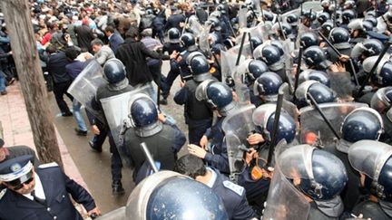 Les manifestants s'affrontent aux forces de l'ordre à Casablanca (Maroc), le 13 mars 2011. (AFP - Chafik)