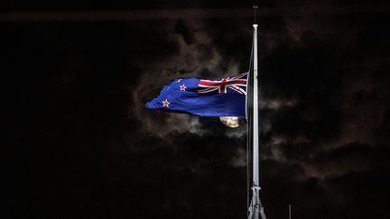 Le drapeau de la Nouvelle-Zélande mis en berne à Wellington, après les attaques contre des mosquées de Christchurch, le 15 mars 2019.&nbsp; (MARTY MELVILLE / AFP)