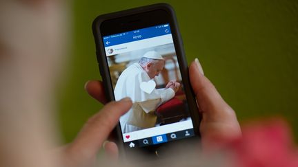 La première photo postée sur Instagram par le pape François, le 19 mars 2016. (ARNO BURGI / DPA)