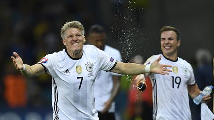 Bastian Schweinsteiger laisse exploser sa joie sous les yeux de Mario Götze (MARTIN BUREAU / AFP)