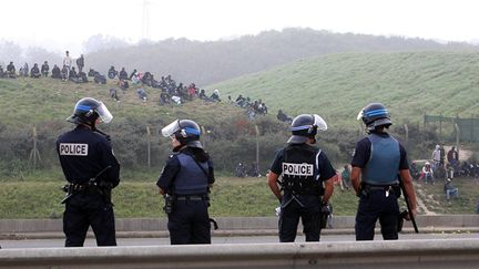  (Des migrants sont repoussés du port de Calais par les forces de l'ordre, le 17 septembre 2014 © Maxppp)