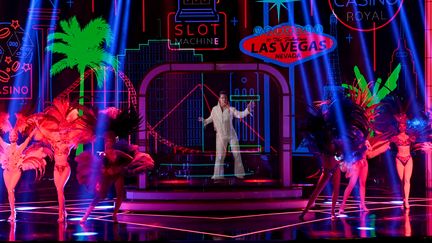 Les comédiens du spectacle "Extravaganza-The Vegas Spectacular" se produisent avec un hologramme d'Elvis Presley au Jubilee Theater du Bally's Las Vegas Hotel & Casino le 28 novembre 2020 à Las Vegas. (ETHAN MILLER / GETTY IMAGES NORTH AMERICA / AFP)