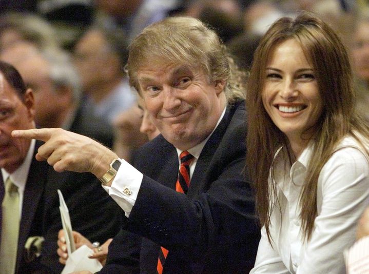 Donald Trump et son épouse, Melania, assistent à un match de basket à New York, alors que le businessman envisage encore de se présenter à l'élection présidentielle en 2000.&nbsp; (JEFF HAYNES / AFP)